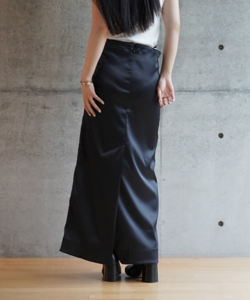 GANNI（ガニー）の「GANNI Double Satin Maxi Skirt（スカート・レディース・ブラック・32）」の2枚目の写真