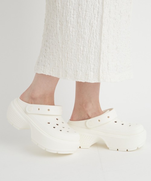 crocs(クロックス)の「【CROCS for emmi】Stomp Clog(サンダル・レディース・ホワイト・22cm/23cm/24cm)」の4枚目の写真