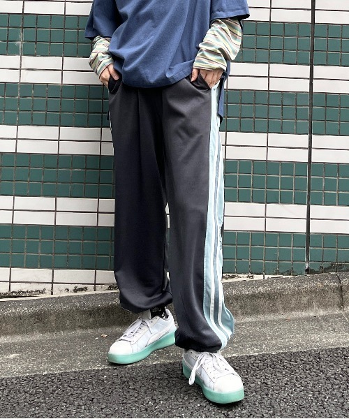 DOUBLE NAME（ダブルネーム）の「レトロ配色ライン トラックパンツ（その他パンツ・レディース・ベージュ/ブラック系/ブルー・FREE）」の2枚目の写真