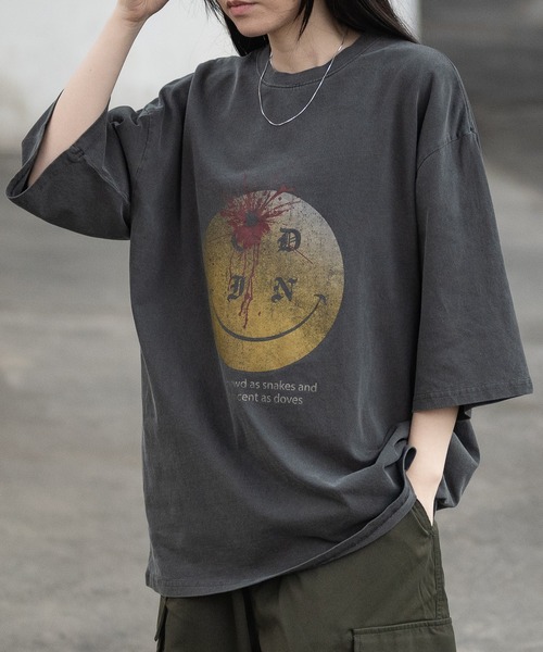 JOHN'S CLOSET(ジョンズクローゼット)の「【i】ピグメント加工 ヴィンテージプリント ビッグTシャツ(Tシャツ/カットソー・メンズ・ブラック系2/ブラック系7/ブラック系5/ブラウン系2/ブラウン系1/ブラウン系7/ブラック系3/ブラック系1/ブラウン系5/ブラウン系3/ブラウン系4/ブラウン系6/ブラウン系8/ブラウン系9/ブラック系/モカ/ブラック系8/ブラック系9/ブラウン系その他/ブラウン系/ブラック/ブラック系6/ブラック系4/ブラック系その他・X-LARGE/MEDIUM/LARGE)」の3枚目の写真