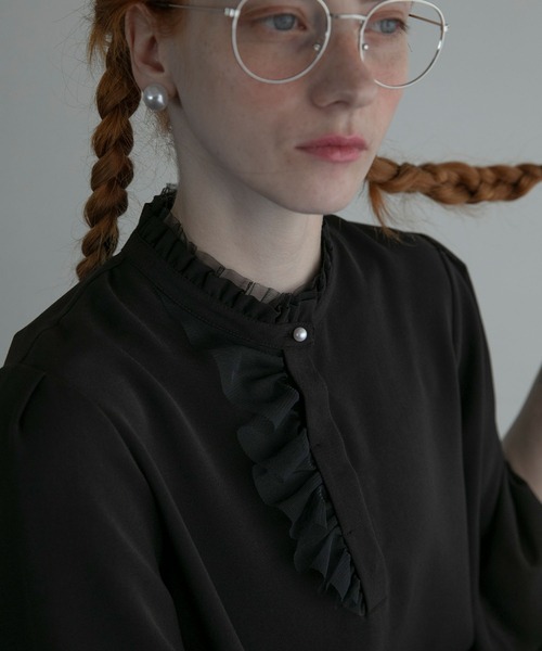 BONLECILL noir(ボンルシールノワール)の「【BONLECILL noir】スタンドフリルカラー アシメチュールフリルフレアスリーブブラウス(シャツ/ブラウス・レディース・ブラック/アイボリー/チャコールグレー・FREE)」の14枚目の写真