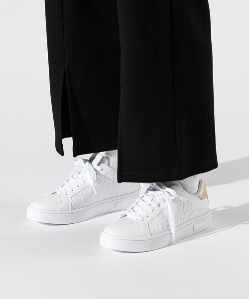 ARMANI EXCHANGE(アルマーニエクスチェンジ)の「【A|X アルマーニ エクスチェンジ】<オンライン限定>エンボスオールオーバーロゴ レースアップスニーカー(スニーカー・レディース・ホワイト×ゴールド/ローズ/ブラック×ゴールド・37/38/39/36)」の4枚目の写真