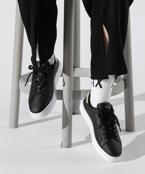 ARMANI EXCHANGE(アルマーニエクスチェンジ)の「【A|X アルマーニ エクスチェンジ】<オンライン限定>エンボスオールオーバーロゴ レースアップスニーカー(スニーカー・レディース・ホワイト×ゴールド/ローズ/ブラック×ゴールド・37/38/39/36)」の7枚目の写真