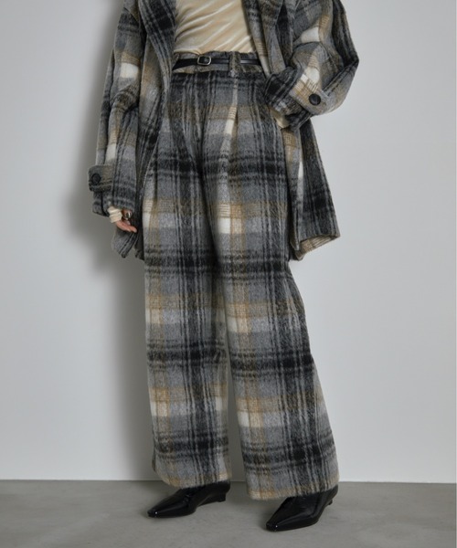 THE YOn（ザヨン）の「ウールライクチェックタックパンツ（その他パンツ・レディース・ベージュ/グレー・M/S）」の2枚目の写真