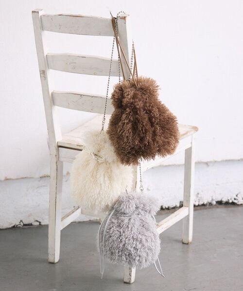 RETRO GIRL（レトロガール）の「モコモコ巾着バッグ（ショルダーバッグ・レディース・ライトグレー/オフホワイト/ブラウン・ONE SIZE）」の4枚目の写真