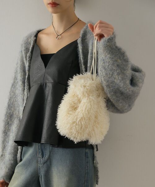 RETRO GIRL（レトロガール）の「モコモコ巾着バッグ（ショルダーバッグ・レディース・ライトグレー/オフホワイト/ブラウン・ONE SIZE）」の5枚目の写真