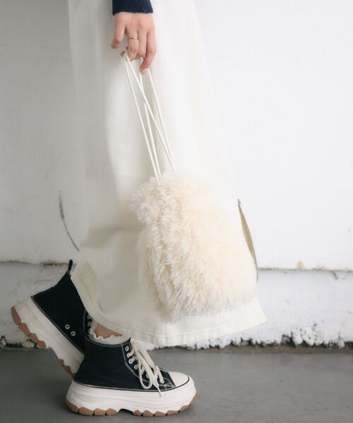 RETRO GIRL（レトロガール）の「モコモコ巾着バッグ（ショルダーバッグ・レディース・ライトグレー/オフホワイト/ブラウン・ONE SIZE）」の10枚目の写真