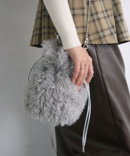 RETRO GIRL（レトロガール）の「モコモコ巾着バッグ（ショルダーバッグ・レディース・ライトグレー/オフホワイト/ブラウン・ONE SIZE）」の13枚目の写真