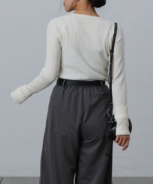 COLONY 2139（コロニートゥーワンスリーナイン）の「抗ピルPBTターンUPスリーブニット（ニット/セーター・レディース・ネイビー/レッド/ブラック/オフホワイト/グレー・FREE）」の11枚目の写真