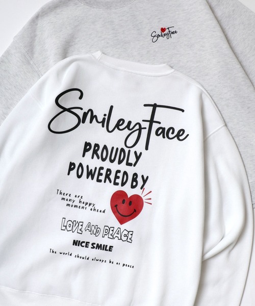 SMILEY FACE(スマイリーフェイス)の「SMILEY FACE/スマイリーフェイス オーバーサイズ 裏起毛 袖プリント バックプリント ロゴ ワンポイント刺繍 スウェット トレーナー/レディース メンズ(スウェット・レディース・ホワイト系その他/スミクロ/ブラック系その他2/グレー系その他2/グレー系その他3/ブラック系その他3/ネイビー/ブラック/アッシュグレー/ホワイト/グレー系その他/ブラック系その他・LL/L/M)」の3枚目の写真