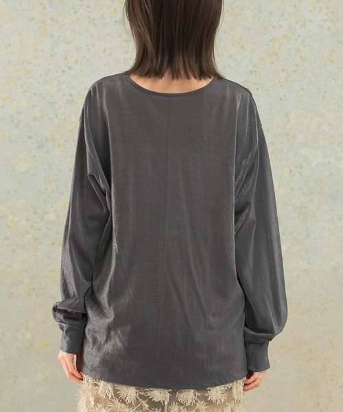 URBAN RESEARCH ROSSO WOMEN（アーバンリサーチ　ロッソ）の「シアークルーネックロングTシャツ（Tシャツ/カットソー・レディース・チャコールグレー/ホワイト/ベージュ・FREE）」の18枚目の写真