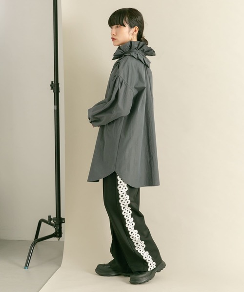 KBF(ケイビーエフ)の「タックフリルカラーミニワンピース(ワンピース・レディース・オフホワイト/チャコールグレー・ONE)」の6枚目の写真