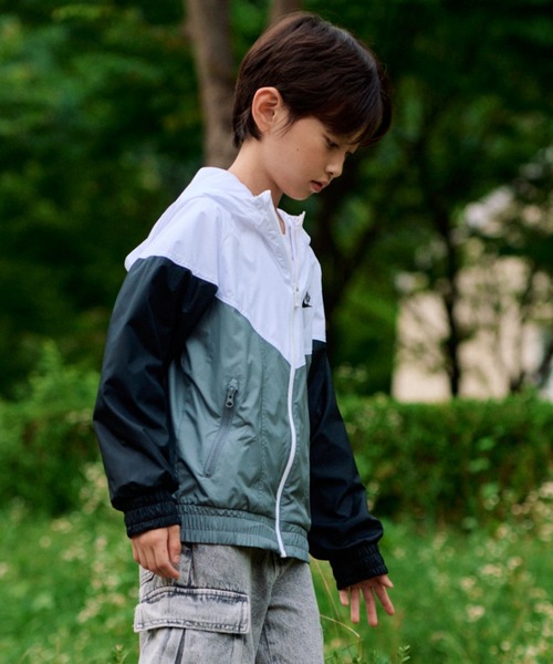 NIKE(ナイキ)の「ナイキ スポーツウェア ウィンドランナー ジュニア フーデッド レペル ジャケット / Nike Sportswear Windrunner Big Kids' Hooded Repel Jacket FZ5516-100 White(ブルゾン・キッズ・ホワイト・170/140/130/150/160)」の3枚目の写真