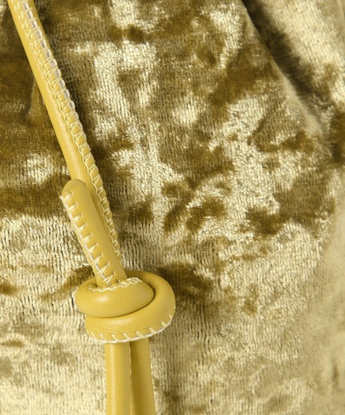 Elura（エルーラ）の「＜スタイリスト福田麻琴さんコラボ＞ベロア巾着バッグ/240251（ハンドバッグ・レディース・ブラック/グレー/マスタード・ONE SIZE）」の11枚目の写真