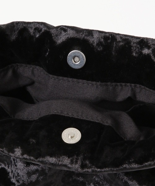 Elura（エルーラ）の「＜スタイリスト福田麻琴さんコラボ＞ベロア巾着バッグ/240251（ハンドバッグ・レディース・ブラック/グレー/マスタード・ONE SIZE）」の22枚目の写真