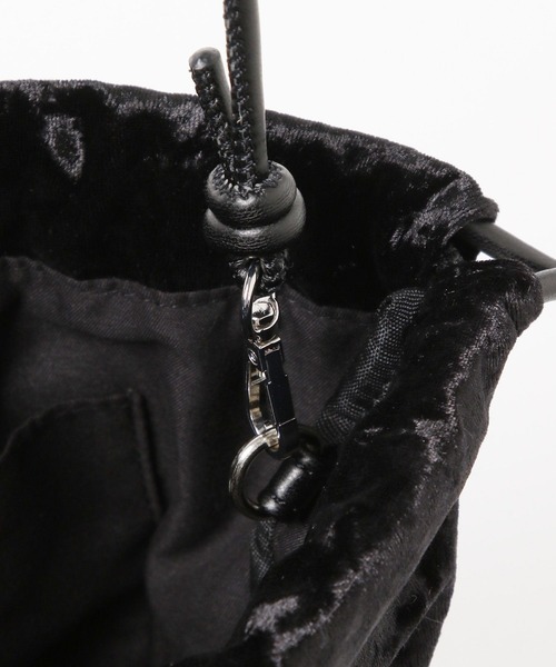 Elura（エルーラ）の「＜スタイリスト福田麻琴さんコラボ＞ベロア巾着バッグ/240251（ハンドバッグ・レディース・ブラック/グレー/マスタード・ONE SIZE）」の4枚目の写真