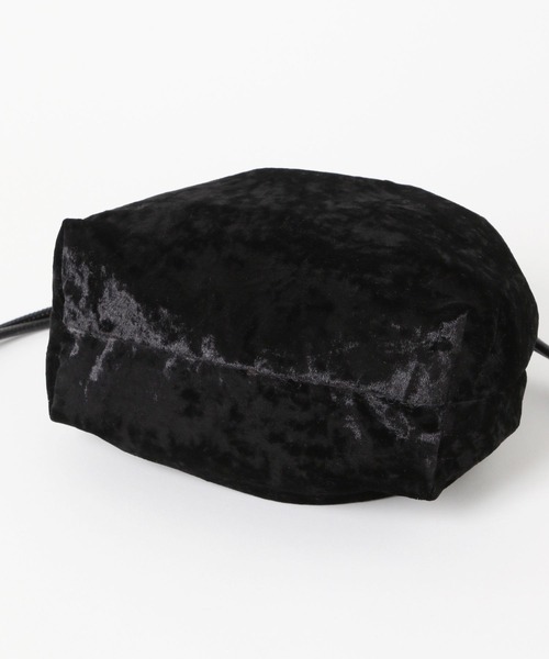 Elura（エルーラ）の「＜スタイリスト福田麻琴さんコラボ＞ベロア巾着バッグ/240251（ハンドバッグ・レディース・ブラック/グレー/マスタード・ONE SIZE）」の6枚目の写真