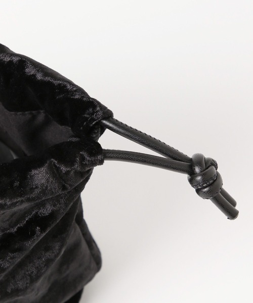 Elura（エルーラ）の「＜スタイリスト福田麻琴さんコラボ＞ベロア巾着バッグ/240251（ハンドバッグ・レディース・ブラック/グレー/マスタード・ONE SIZE）」の7枚目の写真