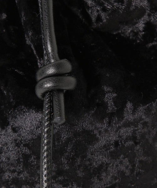 Elura（エルーラ）の「＜スタイリスト福田麻琴さんコラボ＞ベロア巾着バッグ/240251（ハンドバッグ・レディース・ブラック/グレー/マスタード・ONE SIZE）」の9枚目の写真