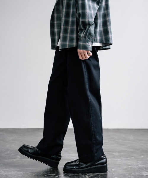 Rocky Monroe（ロッキーモンロー）の「センタープレスツータックフレンチチノワイドパンツ（チノパンツ・メンズ・ネイビー/ブラック/モスグリーン/ライトベージュ/ベージュ・マルチサイズ）」の6枚目の写真