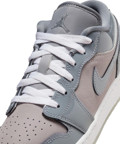 JORDAN BRAND(ジョーダンブランド)の「AIR JORDAN 1 LOW SE GS HF3188-011(スニーカー・キッズ・ブラック・24.0cm/25.0cm/22.5cm/23.5cm/24.5cm/23.0cm)」の6枚目の写真