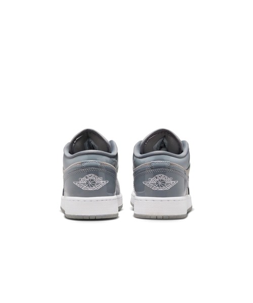 JORDAN BRAND(ジョーダンブランド)の「AIR JORDAN 1 LOW SE GS HF3188-011(スニーカー・キッズ・ブラック・24.0cm/25.0cm/22.5cm/23.5cm/24.5cm/23.0cm)」の5枚目の写真