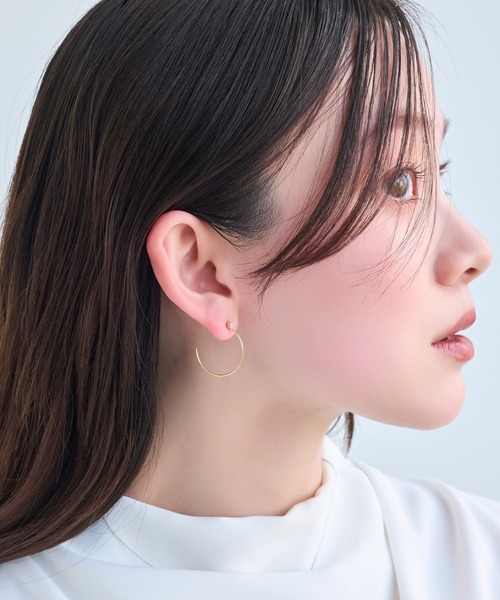 Phoebe（フィービィー）の「【金属アレルギー対応】スリムフープビジューセラミックピアス（ピアス（両耳用）・レディース・イエローゴールド・FREE）」の2枚目の写真