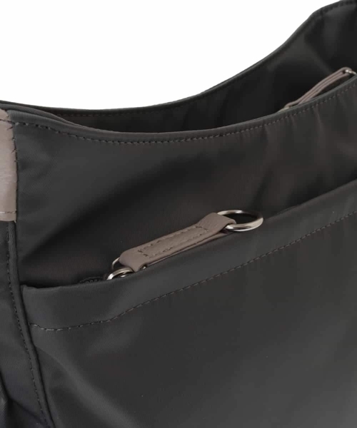MK MICHEL KLEIN（エムケーミッシェルクラン）の「[撥水/500g以下の軽量]アクセントレザーショルダーバッグ（ショルダーバッグ・レディース・グレー/グレイッシュベージュ/シルバー・00）」の10枚目の写真