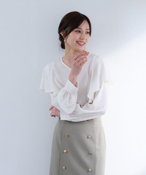 Andemiu（アンデミュウ）の「ラッフルVネックブラウス325553（シャツ/ブラウス・レディース・オレンジ/ネイビー/オフホワイト・FREE）」の2枚目の写真