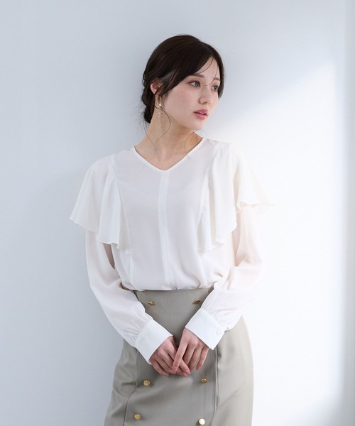 Andemiu（アンデミュウ）の「ラッフルVネックブラウス325553（シャツ/ブラウス・レディース・オレンジ/ネイビー/オフホワイト・FREE）」の5枚目の写真