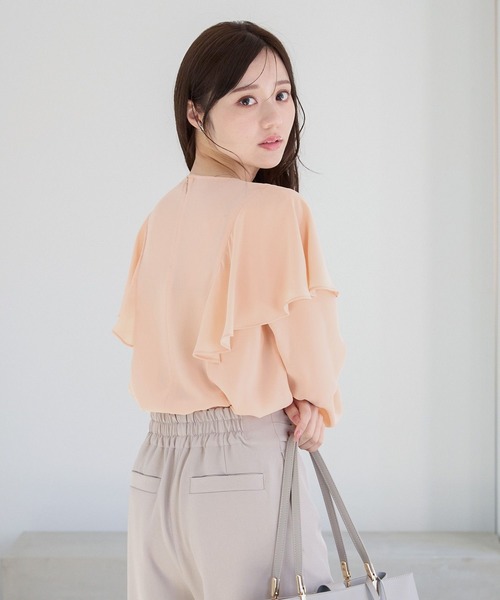Andemiu（アンデミュウ）の「ラッフルVネックブラウス325553（シャツ/ブラウス・レディース・オレンジ/ネイビー/オフホワイト・FREE）」の8枚目の写真
