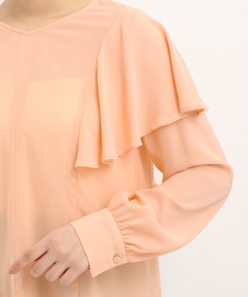 Andemiu（アンデミュウ）の「ラッフルVネックブラウス325553（シャツ/ブラウス・レディース・オレンジ/ネイビー/オフホワイト・FREE）」の20枚目の写真