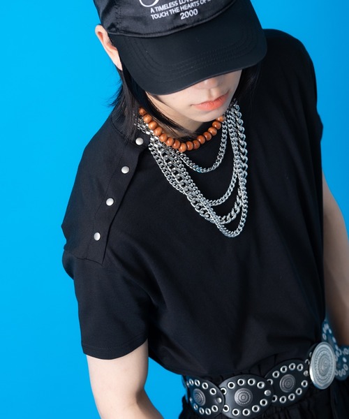 a.p.o.v.(エーピーオービー)の「a.p.o.v. アシンメトリーショルダーメタルボタン短丈ルーズTシャツ(Tシャツ/カットソー・メンズ・ブラック/グレー/ホワイト・ONESIZE)」の2枚目の写真