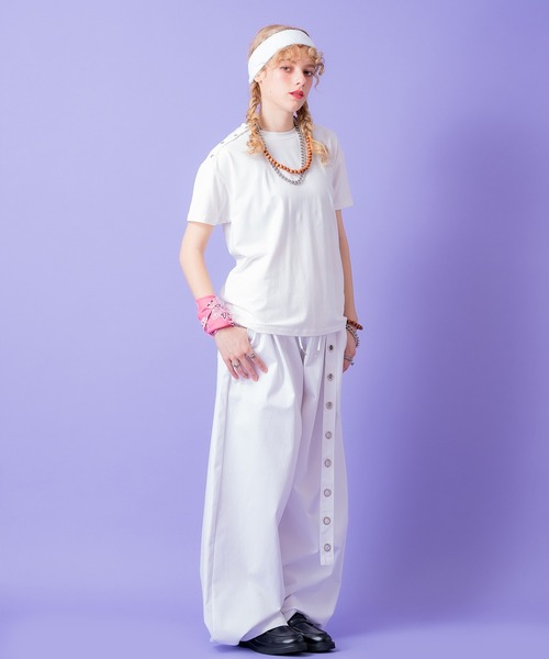 a.p.o.v.(エーピーオービー)の「a.p.o.v. アシンメトリーショルダーメタルボタン短丈ルーズTシャツ(Tシャツ/カットソー・メンズ・ブラック/グレー/ホワイト・ONESIZE)」の7枚目の写真