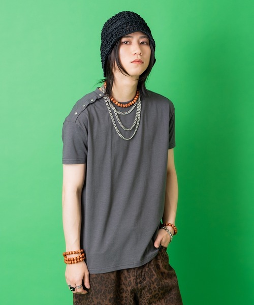 a.p.o.v.(エーピーオービー)の「a.p.o.v. アシンメトリーショルダーメタルボタン短丈ルーズTシャツ(Tシャツ/カットソー・メンズ・ブラック/グレー/ホワイト・ONESIZE)」の12枚目の写真
