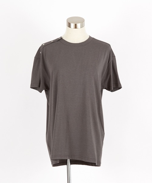 a.p.o.v.(エーピーオービー)の「a.p.o.v. アシンメトリーショルダーメタルボタン短丈ルーズTシャツ(Tシャツ/カットソー・メンズ・ブラック/グレー/ホワイト・ONESIZE)」の21枚目の写真