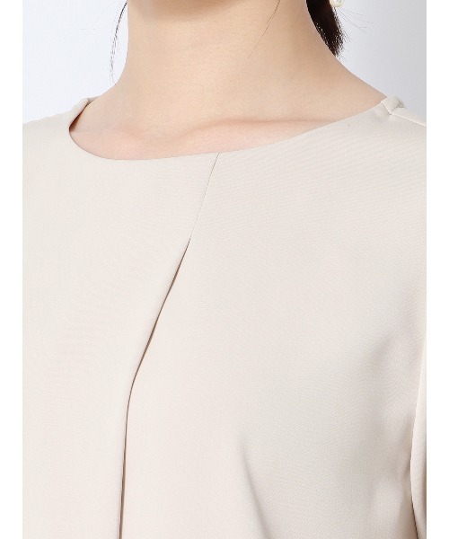 SUIT SQUARE(スーツスクエア)の「PERFORMANCE BLOUSE アシンメトリーブラウス 半袖 ウォッシャブル UVカット 無地(シャツ/ブラウス・レディース・ベージュ系/ネイビー系/ホワイト系・38(9号)/40(11号))」の21枚目の写真