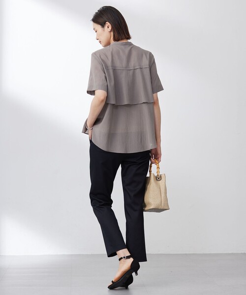 J.PRESS(ジェイプレス)の「【WEB限定カラーあり・洗える・速乾・接触冷感】リライムライトローン バックフリル ブラウス(シャツ/ブラウス・レディース・ブルー系/ライトグリーン系/ベージュ系/ブラウン系・F)」の6枚目の写真