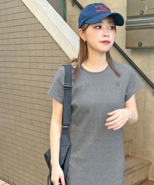 ABYS（アビス）の「【3サイズ展開】ワンポイント刺繍ワンピース（ワンピース・レディース・オートミール/ブラック/グレー・SMALL/MEDIUM/LARGE）」の4枚目の写真