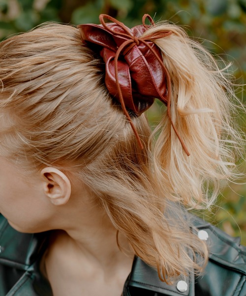 リボン ハング レザー タッチ ビッグ シュシュ（シュシュ