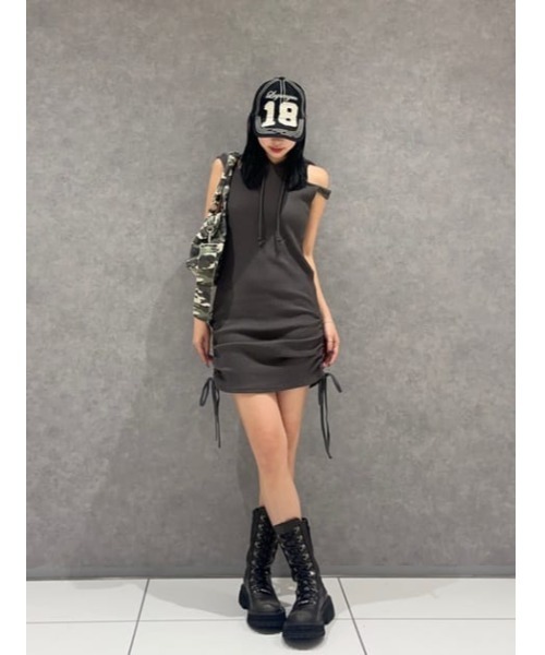 LAGUA GEM(ラグアジェム)の「SIDE GATHER HOODIE ミニワンピース(ワンピース・レディース・チャコールグレー/ブラック/ブラウン・MEDIUM/SMALL)」の22枚目の写真