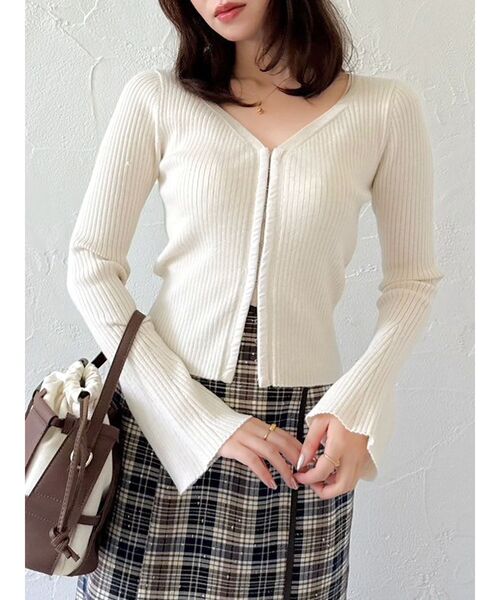 dazzlin（ダズリン）の「フロントホックニットカーディガン（カーディガン/ボレロ・レディース・ピンク/チャコールグレー/アイボリー・FREE）」の2枚目の写真