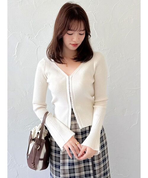 dazzlin（ダズリン）の「フロントホックニットカーディガン（カーディガン/ボレロ・レディース・ピンク/チャコールグレー/アイボリー・FREE）」の9枚目の写真