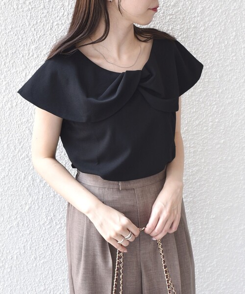 SHIPS Colors(シップス カラーズ)の「SHIPS Colors:〈手洗い可能〉ジョーゼット ネジリ カラー トップス(Tシャツ/カットソー・レディース・ブラック/ブラウン・ONE SIZE)」の2枚目の写真