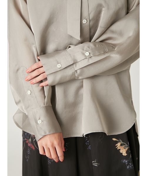 FRAY I.D（フレイアイディー）の「タイチョーカーシアーサテンシャツ（シャツ/ブラウス・レディース・ブラウン/ピンク/グレー・F）」の8枚目の写真