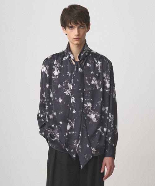 Juha（ユハ）の「FLORAL BOWTIE SHIRT（シャツ/ブラウス・メンズ・ブラック/ホワイト・3/4）」の2枚目の写真