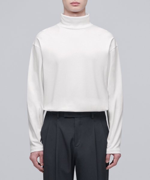 MUSINSA STANDARD（ムシンサスタンダード）の「リラックスドタートルネック長袖Tシャツ[クリーム]（Tシャツ/カットソー・メンズ・その他・SMALL/MEDIUM/LARGE/X-LARGE/XX-LARGE/XXX-LARGE）」の2枚目の写真
