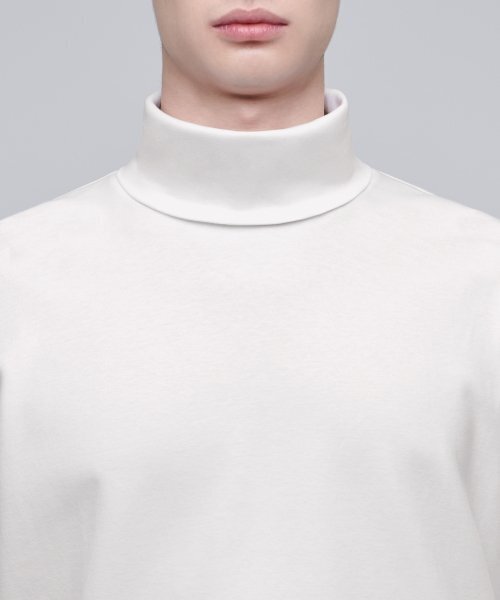 MUSINSA STANDARD（ムシンサスタンダード）の「リラックスドタートルネック長袖Tシャツ[クリーム]（Tシャツ/カットソー・メンズ・その他・SMALL/MEDIUM/LARGE/X-LARGE/XX-LARGE/XXX-LARGE）」の5枚目の写真