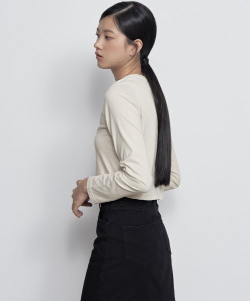 MUSINSA STANDARD WOMAN（ムシンサスタンダードウーマン）の「[クールタンダード] ウィメンズ クルーネック クロップ 長袖Tシャツ [エクリュ]（Tシャツ/カットソー・レディース・その他・SMALL/MEDIUM/LARGE/X-SMALL）」の3枚目の写真