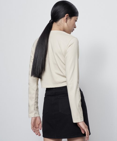 MUSINSA STANDARD WOMAN（ムシンサスタンダードウーマン）の「[クールタンダード] ウィメンズ クルーネック クロップ 長袖Tシャツ [エクリュ]（Tシャツ/カットソー・レディース・その他・SMALL/MEDIUM/LARGE/X-SMALL）」の4枚目の写真
